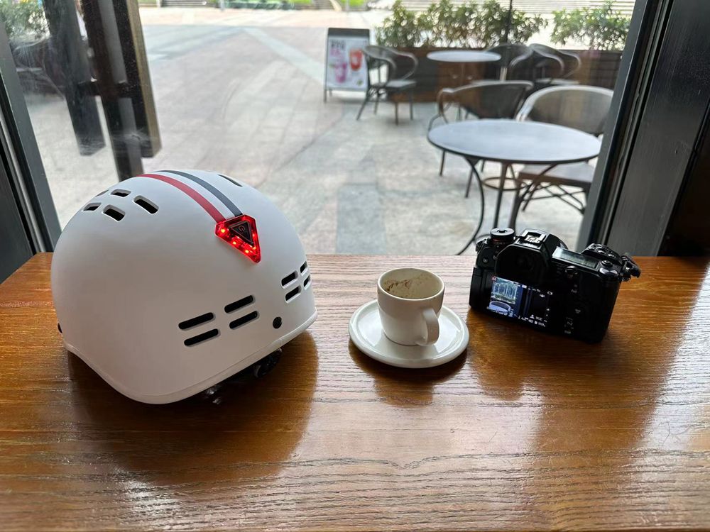 Casque vélo urbain bleu blanc rouge Pédale Maurice